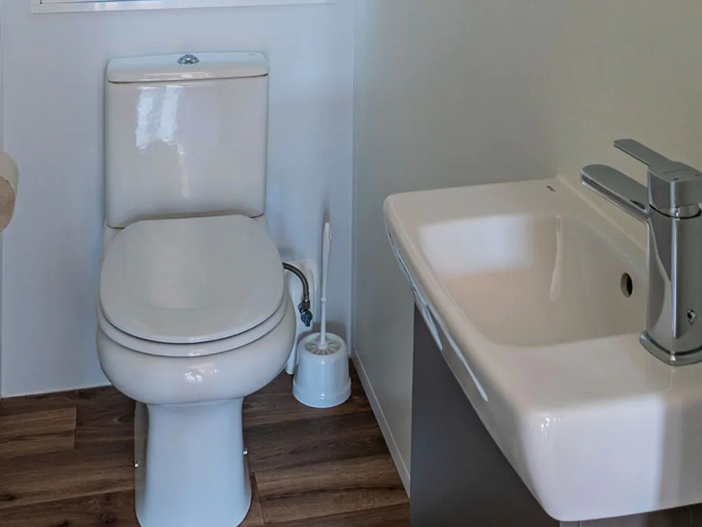 campsite-terme-catez-mobile-home-luxus-s-interier-bathroom-toilet-seat