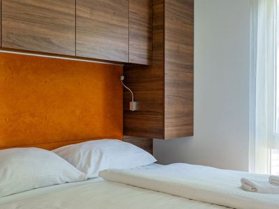 campsite-terme-catez-mobile-home-luxus-s-interier-bedroom-double-bed