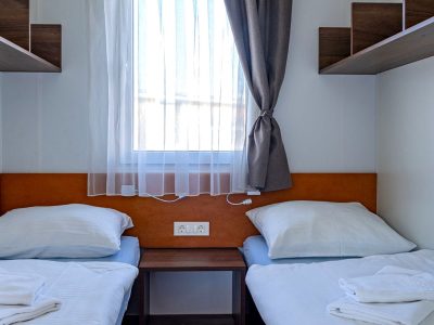 campsite-terme-catez-mobile-home-luxus-s-interier-bedroom-single-beds