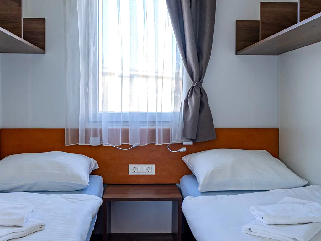 campsite-terme-catez-mobile-home-luxus-s-interier-bedroom-single-beds