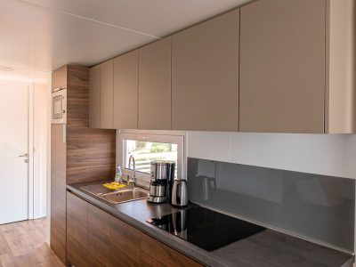 campsite-terme-catez-mobile-home-luxus-s-interier-kitchen-fridge