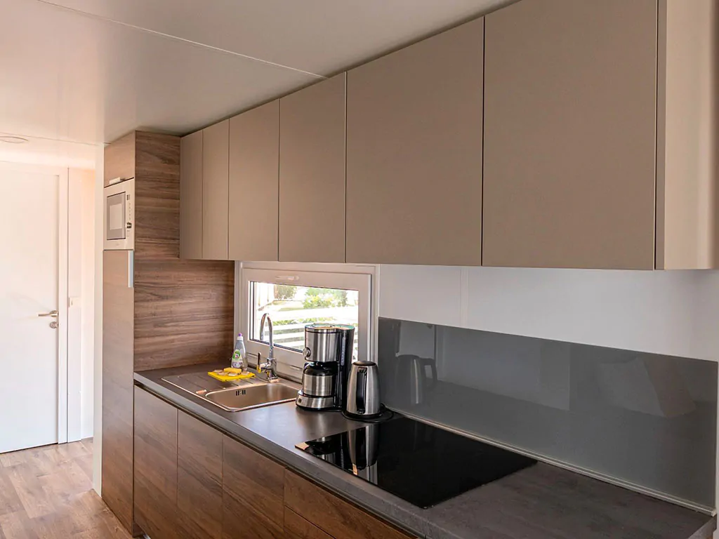 campsite-terme-catez-mobile-home-luxus-s-interier-kitchen-fridge