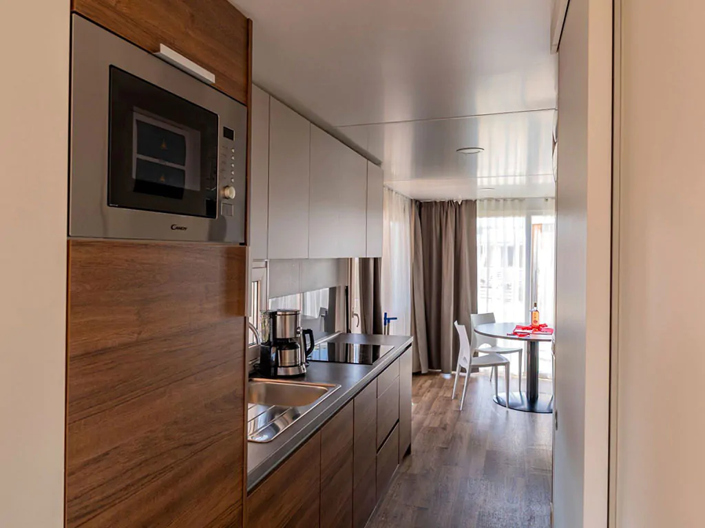 campsite-terme-catez-mobile-home-luxus-s-interier-kitchen-view