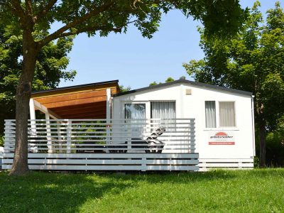 campsite-terme-catez-mobile-home-premium-plus-j-exterier-mobile-home-grass-tree