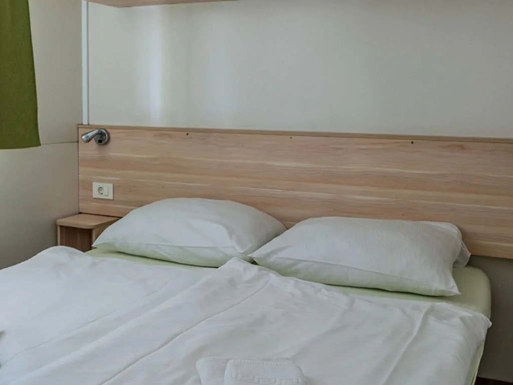 campsite-terme-catez-mobile-home-premium-plus-j-interier-bedroom-double-bed
