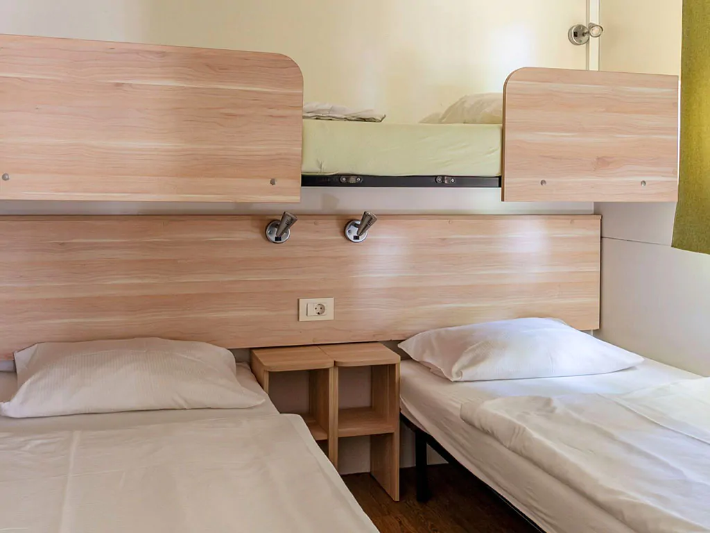 campsite-terme-catez-mobile-home-premium-plus-j-interier-bedroom-single-beds