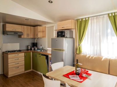 campsite-terme-catez-mobile-home-premium-plus-j-interier-kitchen-dinning-table