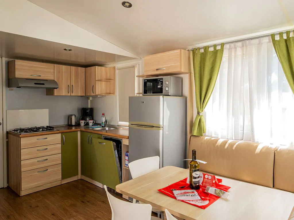 campsite-terme-catez-mobile-home-premium-plus-j-interier-kitchen-dinning-table
