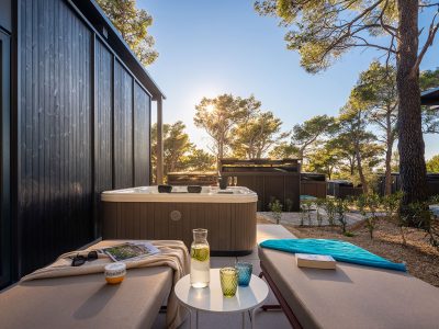 pinadria-camping-resort-glamping-escape-with-private-jacuzzi-exterier-jacuzzi-sun-beds