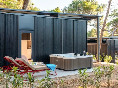 pinadria-camping-resort-glamping-escape-with-private-jacuzzi-exterier-jacuzzi-view