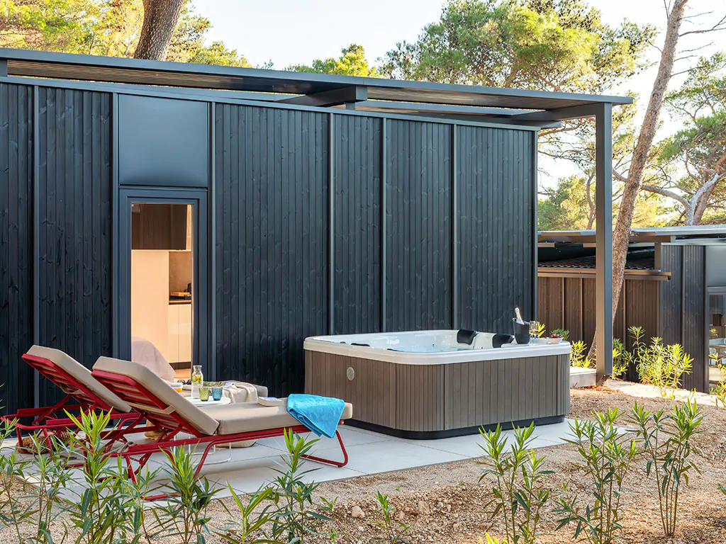pinadria-camping-resort-glamping-escape-with-private-jacuzzi-exterier-jacuzzi-view