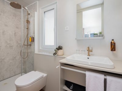 pinadria-camping-resort-glamping-escape-with-private-jacuzzi-interier-bathroom