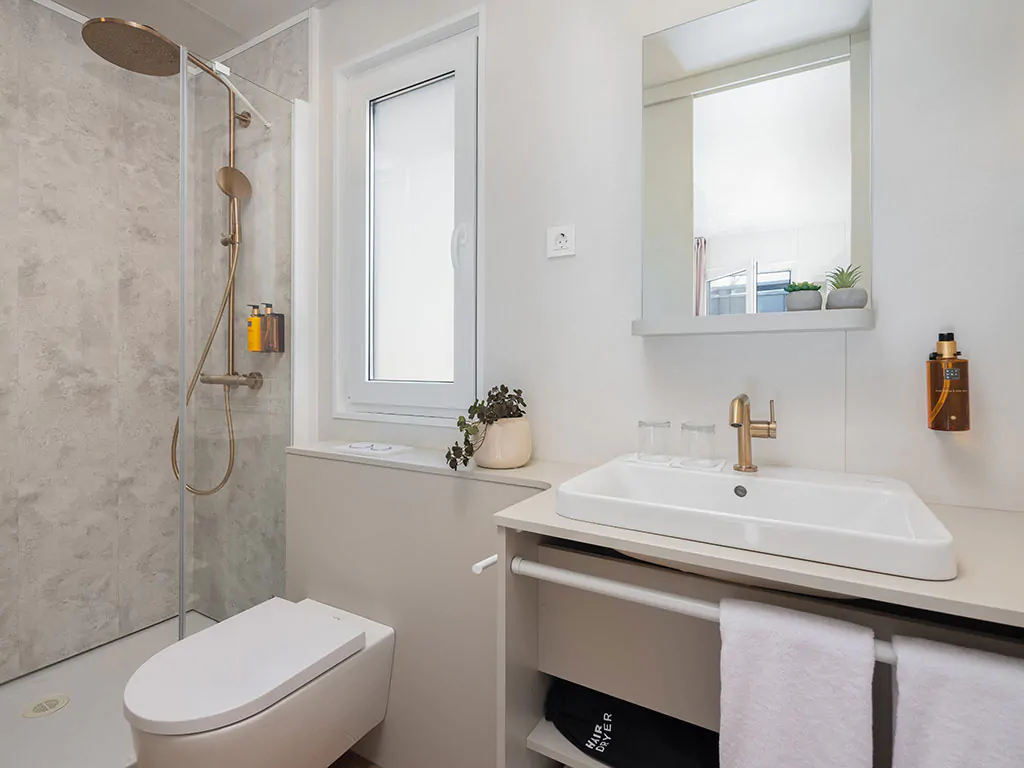 pinadria-camping-resort-glamping-escape-with-private-jacuzzi-interier-bathroom