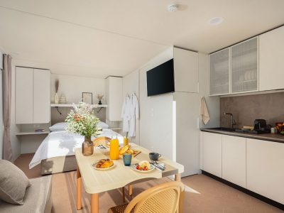 pinadria-camping-resort-glamping-escape-with-private-jacuzzi-interier-kitchen