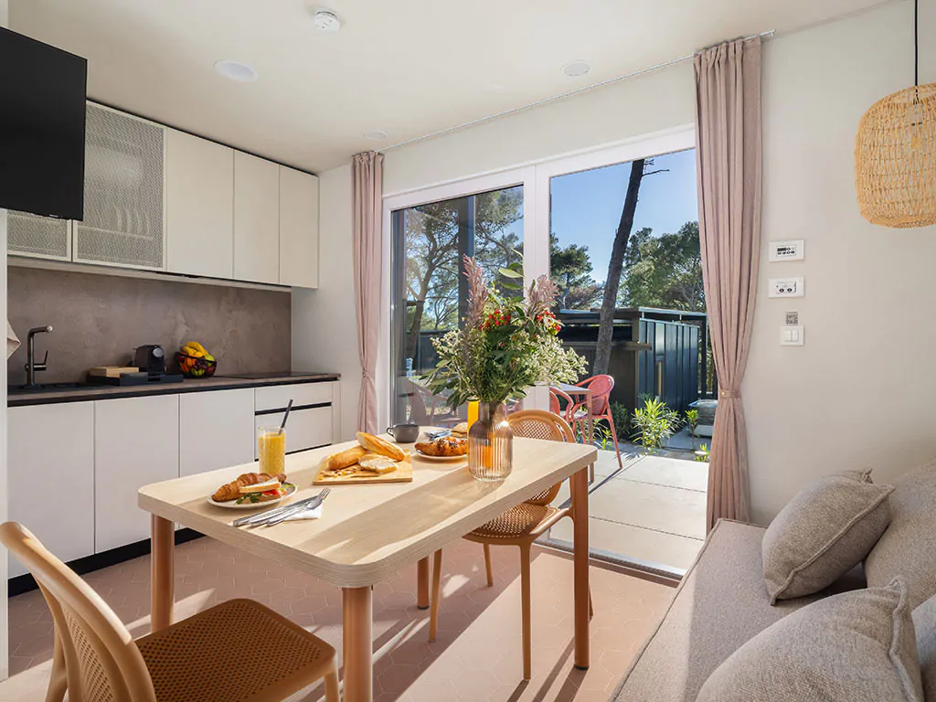 pinadria-camping-resort-glamping-escape-with-private-jacuzzi-interier-kitchen-view