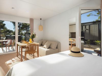 pinadria-camping-resort-glamping-escape-with-private-jacuzzi-interier-living-room-dinning-table