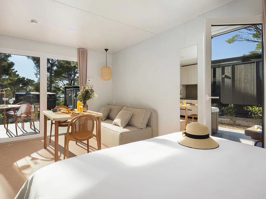 pinadria-camping-resort-glamping-escape-with-private-jacuzzi-interier-living-room-dinning-table