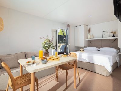 pinadria-camping-resort-glamping-escape-with-private-jacuzzi-interier-living-room-double-bed