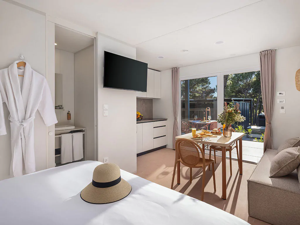 pinadria-camping-resort-glamping-escape-with-private-jacuzzi-interier-living-room