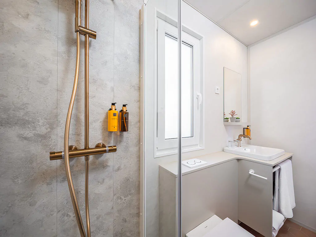 pinadria-camping-resort-mobile-home-comfort-holiday-home-interier-bathroom-2