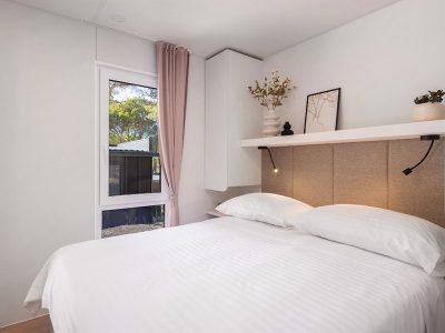 pinadria-camping-resort-mobile-home-comfort-holiday-home-interier-bedroom-double-bed-2