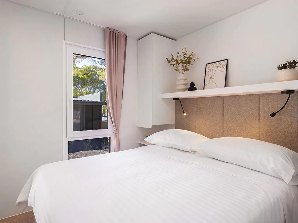 pinadria-camping-resort-mobile-home-comfort-holiday-home-interier-bedroom-double-bed-2