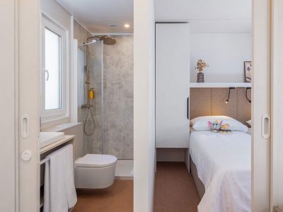 pinadria-camping-resort-mobile-home-comfort-holiday-home-interier-bedroom-single-beds-bathroom-2