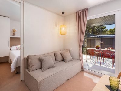 pinadria-camping-resort-mobile-home-comfort-holiday-home-interier-livingroom-2