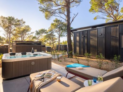 pinadria-camping-resort-mobile-home-premium-escape-with-private-jacuzzi-exterier-jacuzzi-sun-beds
