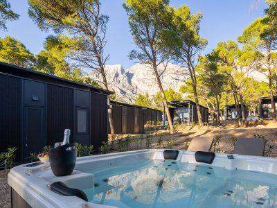 pinadria-camping-resort-mobile-home-premium-escape-with-private-jacuzzi-exterier-jacuzzi-trees