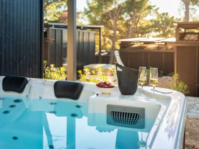 pinadria-camping-resort-mobile-home-premium-escape-with-private-jacuzzi-exterier-jacuzzi-wine
