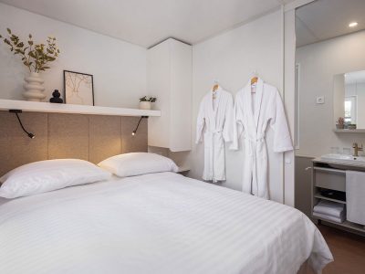 pinadria-camping-resort-mobile-home-premium-escape-with-private-jacuzzi-interier-double-bed