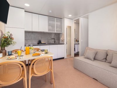 pinadria-camping-resort-mobile-home-premium-escape-with-private-jacuzzi-interier-kitchen