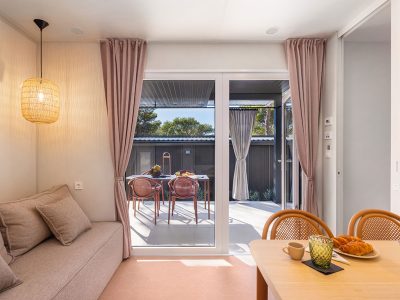 pinadria-camping-resort-mobile-home-premium-escape-with-private-jacuzzi-interier-living-room