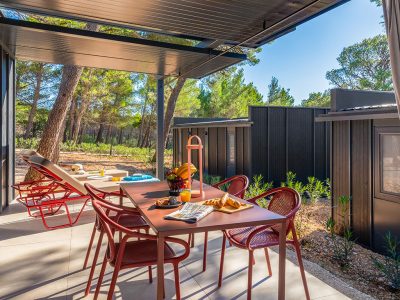 pinadria-camping-resort-mobile-home-premium-holiday-home-exterier-terace