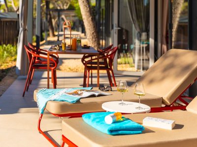 pinadria-camping-resort-mobile-home-premium-holiday-home-exterier-terace-sun-beds