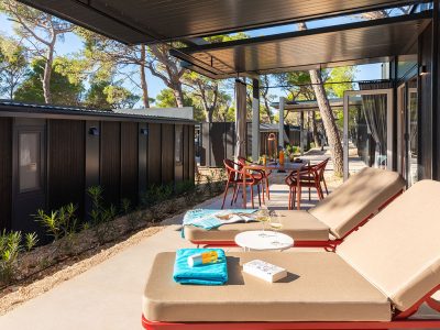 pinadria-camping-resort-mobile-home-premium-holiday-home-exterier-terace-sun-beds-view