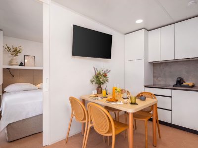 pinadria-camping-resort-mobile-home-premium-holiday-home-interier-bedroom-dinning-table
