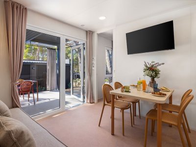 pinadria-camping-resort-mobile-home-premium-holiday-home-interier-bedroom-dinning-table-tv
