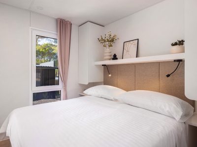pinadria-camping-resort-mobile-home-premium-holiday-home-interier-bedroom-double-bed