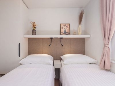 pinadria-camping-resort-mobile-home-premium-holiday-home-interier-bedroom-single-beds