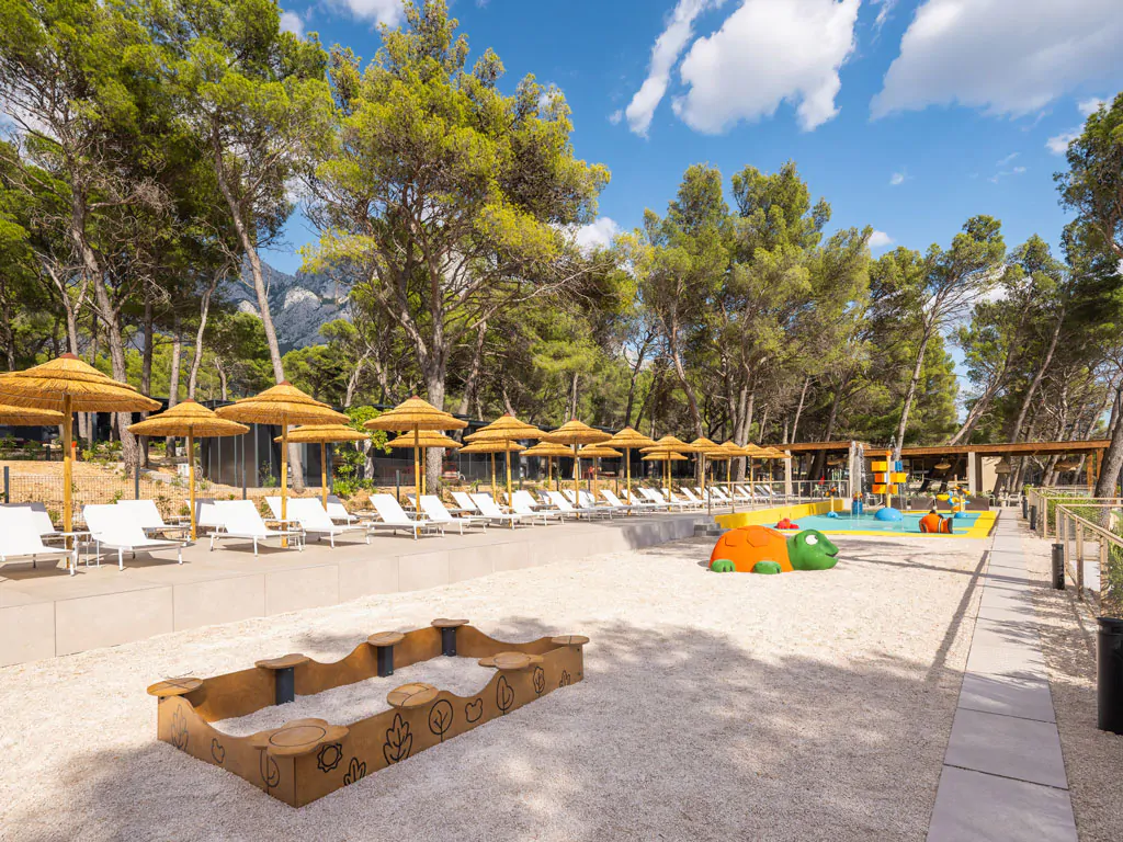 pinadria-camping-resort-splash-park-sunbathing-area