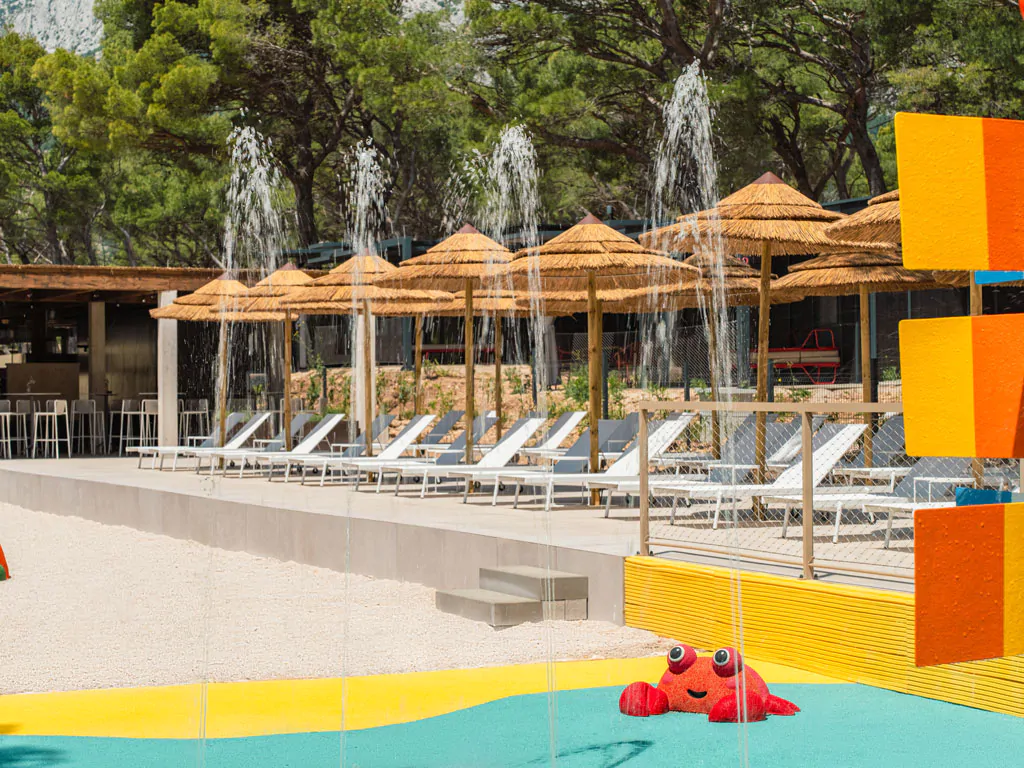 pinadria-camping-resort-splash-park-sunloungers