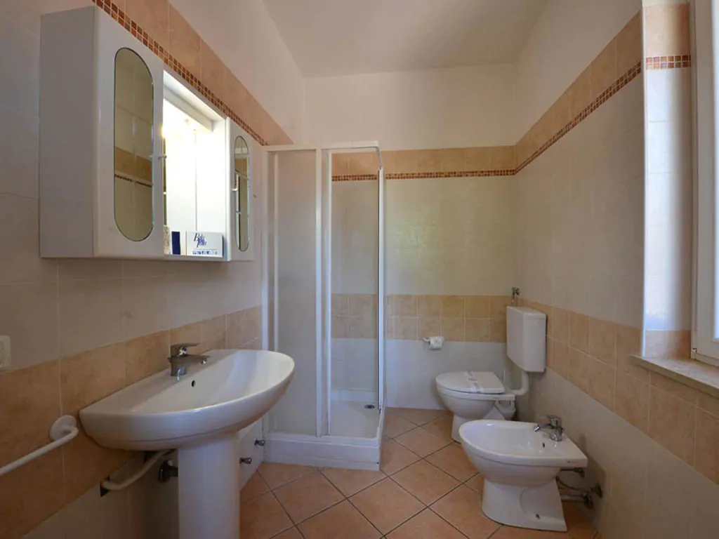 campsite-bella-italia-apartment-glicine-interier-bathroom