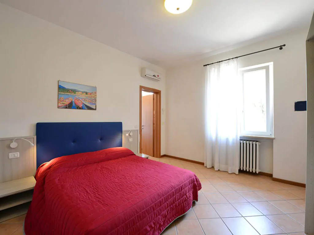 campsite-bella-italia-apartment-glicine-interier-bedroom-view