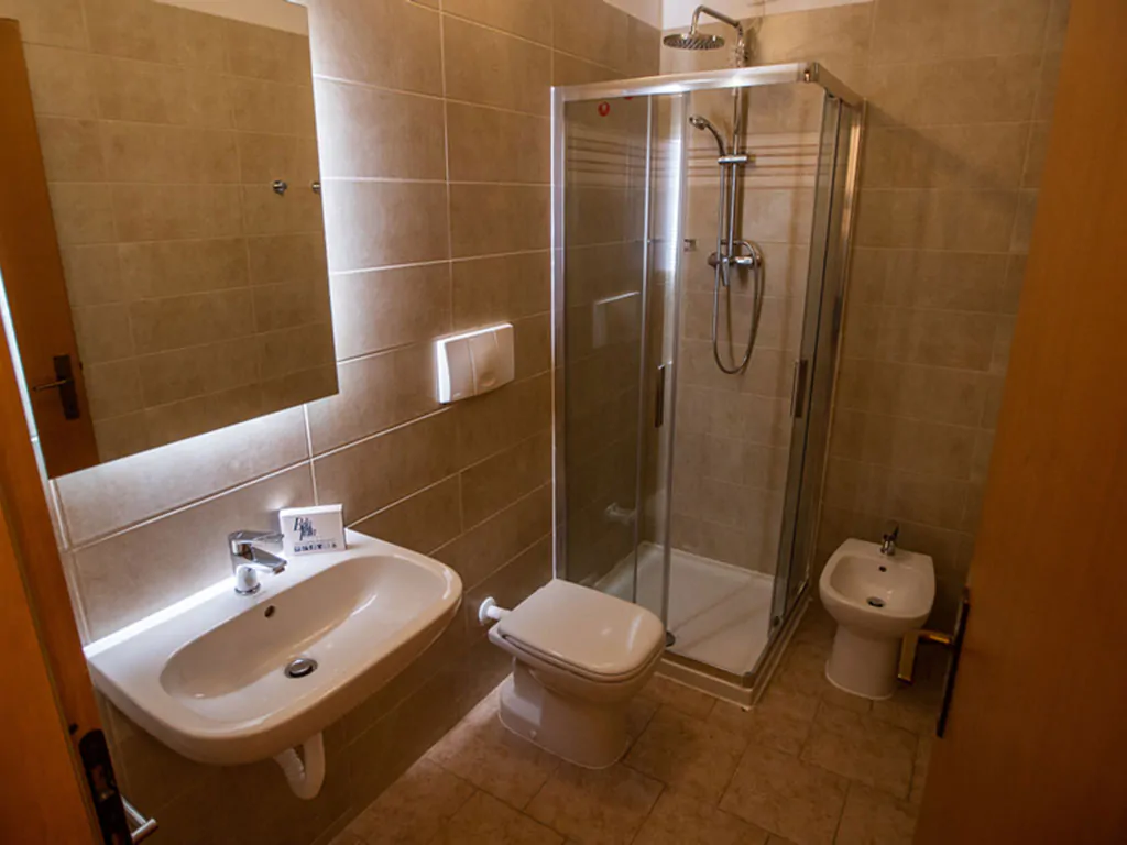 campsite-bella-italia-apartment-ortensia-interier-bathroom
