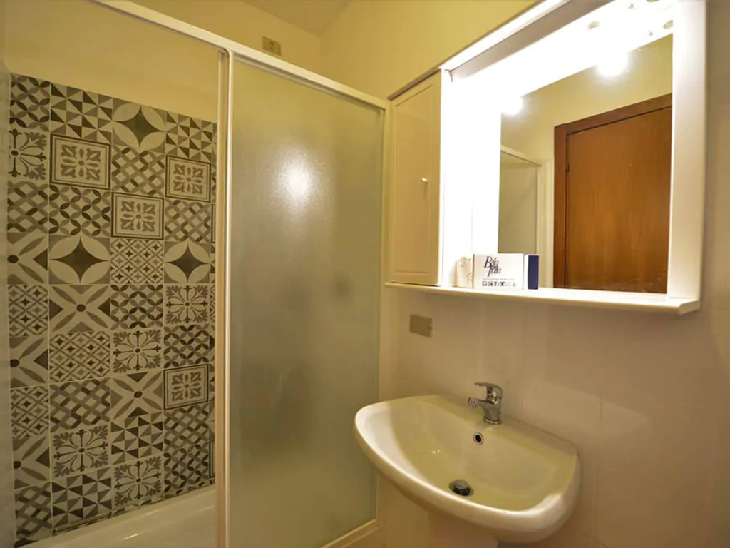 campsite-bella-italia-bungalow-oleandro-interier-bathroom