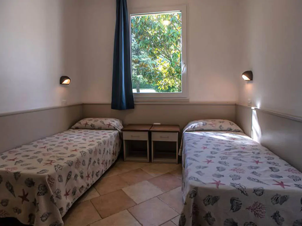 campsite-bella-italia-bungalow-oleandro-interier-bedroom-single-beds