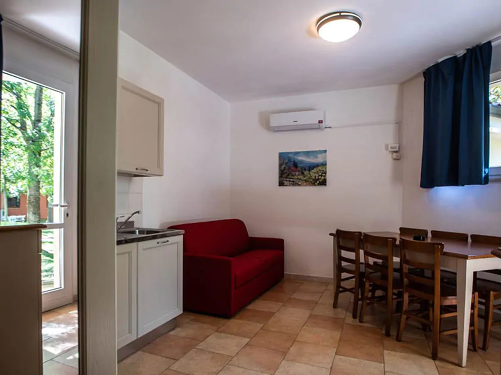 campsite-bella-italia-bungalow-oleandro-interier-livingroom
