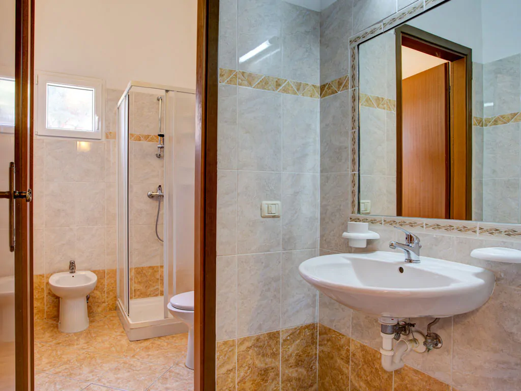 campsite-bivilage-mobile-home-bi-level-interior-bathroom